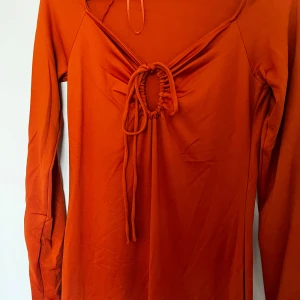 Orange midi klänning - Använd ett få tal gånger, väldigt fin och bekväm klänning men kommer tyvärr inte till användning längre!🌸 Väldigt fin nu till höst!