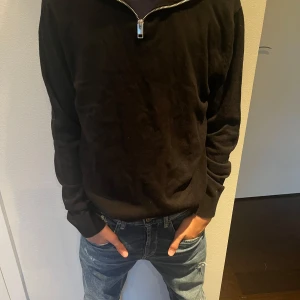 Zip upp hoddie  - Säljer denna zip upp hoddie från jackNJones ny pris 799