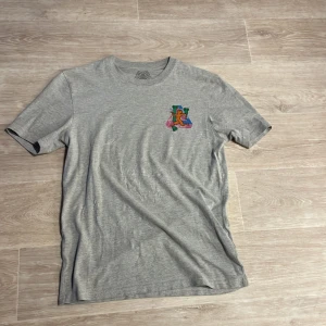 Palace T-shirt - Palace T-shirt. Fett bra skick, knappt använd. Storlek S-M, kan skicka mått om det behövs. 