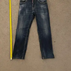 Säljer ett par snygga blå jeans från DSQUARED2. Köpte de på Farfetch, skick 8,5/10 använda en del, men inte mycket. Storlek 16 år men jag har sytt upp dom lite men på måttbandet ser ni längden. Bara att skriva om ni har fler frågor:) mvh Aron 