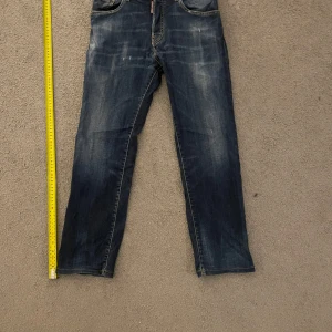 Blå jeans från DSQUARED2 - Säljer ett par snygga blå jeans från DSQUARED2. Köpte de på Farfetch, skick 8,5/10 använda en del, men inte mycket. Storlek 16 år men jag har sytt upp dom lite men på måttbandet ser ni längden. Bara att skriva om ni har fler frågor:) mvh Aron 