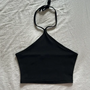 Topp - Säljer denna toppen i strl XS. Aldrig använd, i nyskick. Tryck gärna på ”köp nu”.