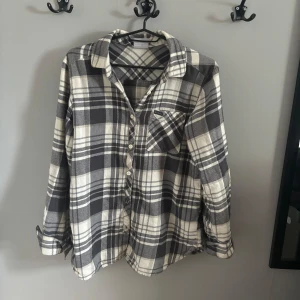 Flanellskjorta herr  - En flanellskjorta i storleks S men passar Xs. Han på bilden är 167cm lång och väger 55kg. 