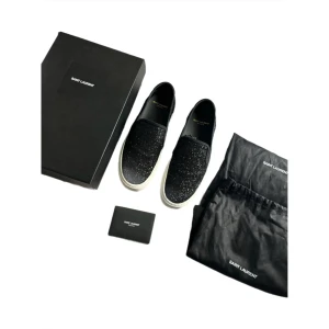 Saint Laurent skor  - Säljer mina Saint Laurent slip on, skorna är väldigt ovanliga och svåra att få tag på, snygg och enkel sko som passar till både casual och uppklädda outfits. Allt som ni ser på bild följer med! Skick 9/10 Nypris ca 6000kr 