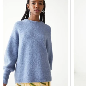 Stickad tröja - Superfin blå stickad tröja från & other stories, 58% alpaca i fint skick. Nypris 800kr🍂💕