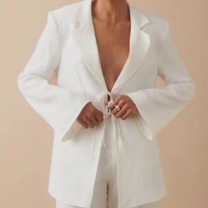 Shaped Blazer - Gina Tricot - Slutsåld blazer från Gina Tricot. Aldrig använd, prislapp finns kvar. Fler bilder kan skickas vid intresse!   Nypris: 699 kr   Mitt pris: 500 kr 