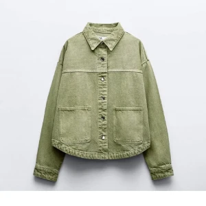 Grön jeansjacka från Zara - Intressekoll på min fina militärgröna jeansjacka från Zara. Väldigt populär och slutsåld. Använd Max 5 gånger🤍