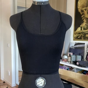 svart linne - svart linne från new yorker, sparsamt använt!  längd: 24,5 cm 