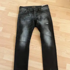 Feta Jack and Jones jeans i modellen slim Glenn . Säljs pga att jag köpt för liten storlek, skick 9/10 pris kan diskuteras vid snabb affär . Hör av er vid frågor😀