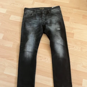 Jack and Jones jeans - Feta Jack and Jones jeans i modellen slim Glenn . Säljs pga att jag köpt för liten storlek, skick 9/10 pris kan diskuteras vid snabb affär . Hör av er vid frågor😀