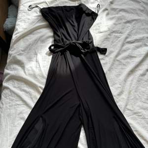 Sååå sexig jumpsuit från missguided med öppen slit längst båda ben! Använd ett fåtal gånger så mycket fint skick! Köparen står för frakt eller mötas upp i Malmö 💖