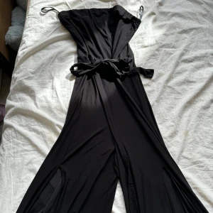 Missguided jumpsuit - Sååå sexig jumpsuit från missguided med öppen slit längst båda ben! Använd ett fåtal gånger så mycket fint skick! Köparen står för frakt eller mötas upp i Malmö 💖