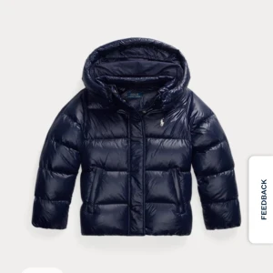 Mörkblå pufferjacka med huva - Jätte fin Ralph lauren jacka som är helt ny. Säljer då den är för liten för mig. Kommer med original förpackning💗