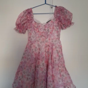 Cute dress - En klänning som är perfekt för picnic eller en dejt på sommaren. Har använt den en gång