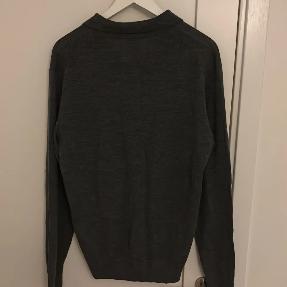 Säljer nu min Tunt stickade Långärmade Piké från Uniqlo för den är förliten för mig. Använd fåtal gånger. Storlek M men dock lite liten i storleken. Perfekt nu till hösten, pris kan diskuteras, hör av er vid frågor😃. Neuletakit & Villapaidat.