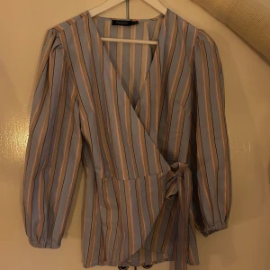 Omlott blus - Omlott blus stl M. Randig fina färger, soaked in luxury.