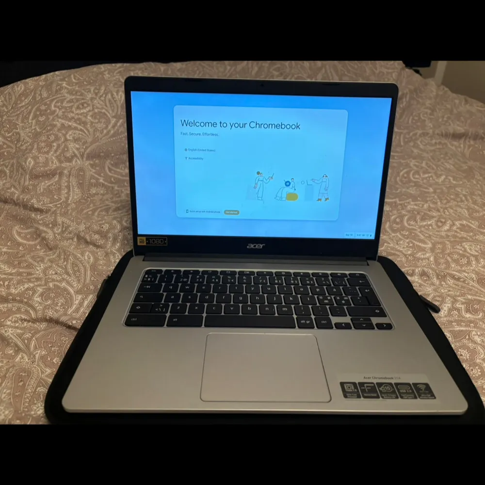 Säljer min Acer  Chromebook  14 tum skärm  full HD upp till  15 timmars batteritid väger 1,5kg  finns få repor  men skärmen är reppfri påverkar inte användningen hämtas i Linköping går att posta . Övrigt.