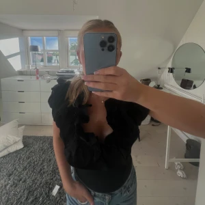 Volangbody från Zara - Den är bara använda 2 gånger, sitter jättefint och väldigt användbar!