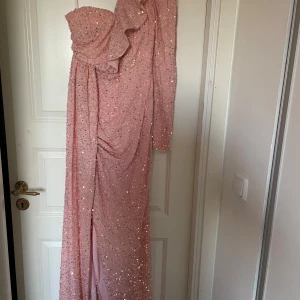 Balklänning  - Rosa balklänning, storlek S köpte den för ca 580kr
