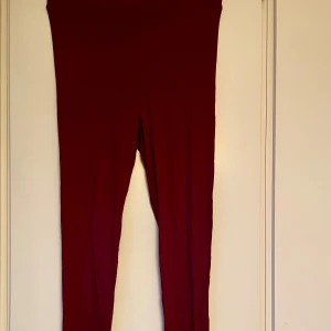 *NY*Vinröda leggings i stl S Fr me&i - Snygga o supermjuka vinröda höstiga leggings i bra kvalitet Fr me&i. Oanvända, bara provade. Stl S men mkt stretch och passar utan problem även M. Material; 96%hållbar viskos, 4%elastan. Ekocertifierade. Designed in Sweden.  