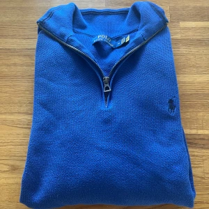 Ralph lauren zip - En fin blå Ralph lauren halv zip som är i mycket bra skick, säljer då jag är i behov av pengar. Denna köptes för 1900