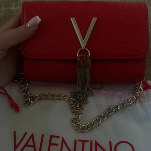 Valentino väska - En helt oanvänd röd valentino väska!❤️
