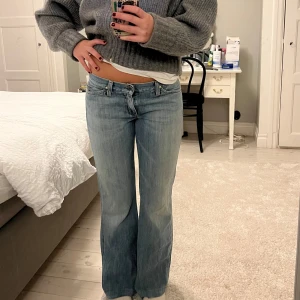 Ljusblå bootcut jeans - Så snygga köpte second hand i usa för ett år sedan, midja: 77 cm innerbennet: 80 cm, jag på bilden har vanligtvis 28 i jeans och är 163 cm, passar någon upp till 166 cm