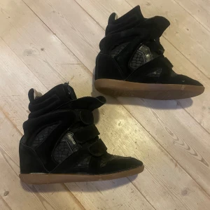 Isabelmarant skor  - Säljer mina isabelmarant skor med coolt mönster !dem är väl använda men fortfarande mycket kvar att ge🥰