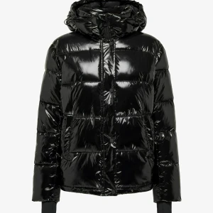 Svart glansig pufferjacka - Snygg svart pufferjacka med glansig finish och huva. Den är helt slutsåld i lägre storlekar! Nypri: 1500kr Super skön och varm till vintern, andvänd men i mycket bra skick 🥰 kom privat om ni vill ha mer bilder!