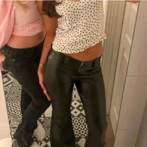 Svarta skinnbyxor med dragkedja - Populära svarta skinnbyxor med låg midja. Endast använd 2 gånger. Uppsydda hos skräddare! Skriv privat för mått 