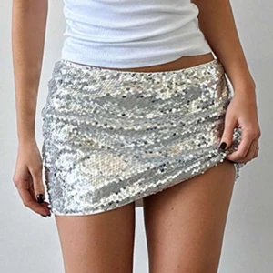 Silver paljettkjol - Trendig kortkjol i silver med glittrande paljetter. Perfekt för att sticka ut med en glammig look. Kjolen har en tight passform och är idealisk för festliga tillfällen som exempelvis nyår🩷 Helt oanvänd! säljer pågrund av att den tyvärr inte passade mig🤗Många intresserade så buda gärna i kommentarerna!💓💓