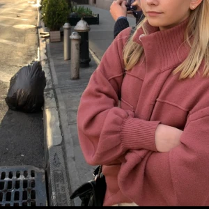 Rosa cardigan/jacka - Såå fin rosa kofta/jacka. Denna går att använda som kofta på vintern och jacka på våren/sommaren🩷jättefin rosa färg!! Nästintill oanvänd så den är väldigt bra skick💘PRIS KAN DISSKUTERAS!! Skriv vid frågor💞💓💗💕