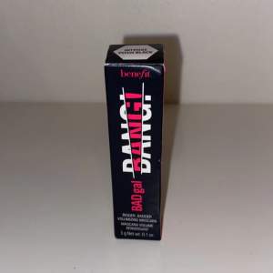 Säljer en ny  Benefit BADgal BANG! mascara i färgen Intense Pitch Black. Den ger 36 timmars full volym och 90% av användarna såg dramatisk volym. Perfekt för att få de där wow-fransarna!