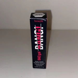 Benefit BADgal BANG! Mascara - Säljer en ny  Benefit BADgal BANG! mascara i färgen Intense Pitch Black. Den ger 36 timmars full volym och 90% av användarna såg dramatisk volym. Perfekt för att få de där wow-fransarna!