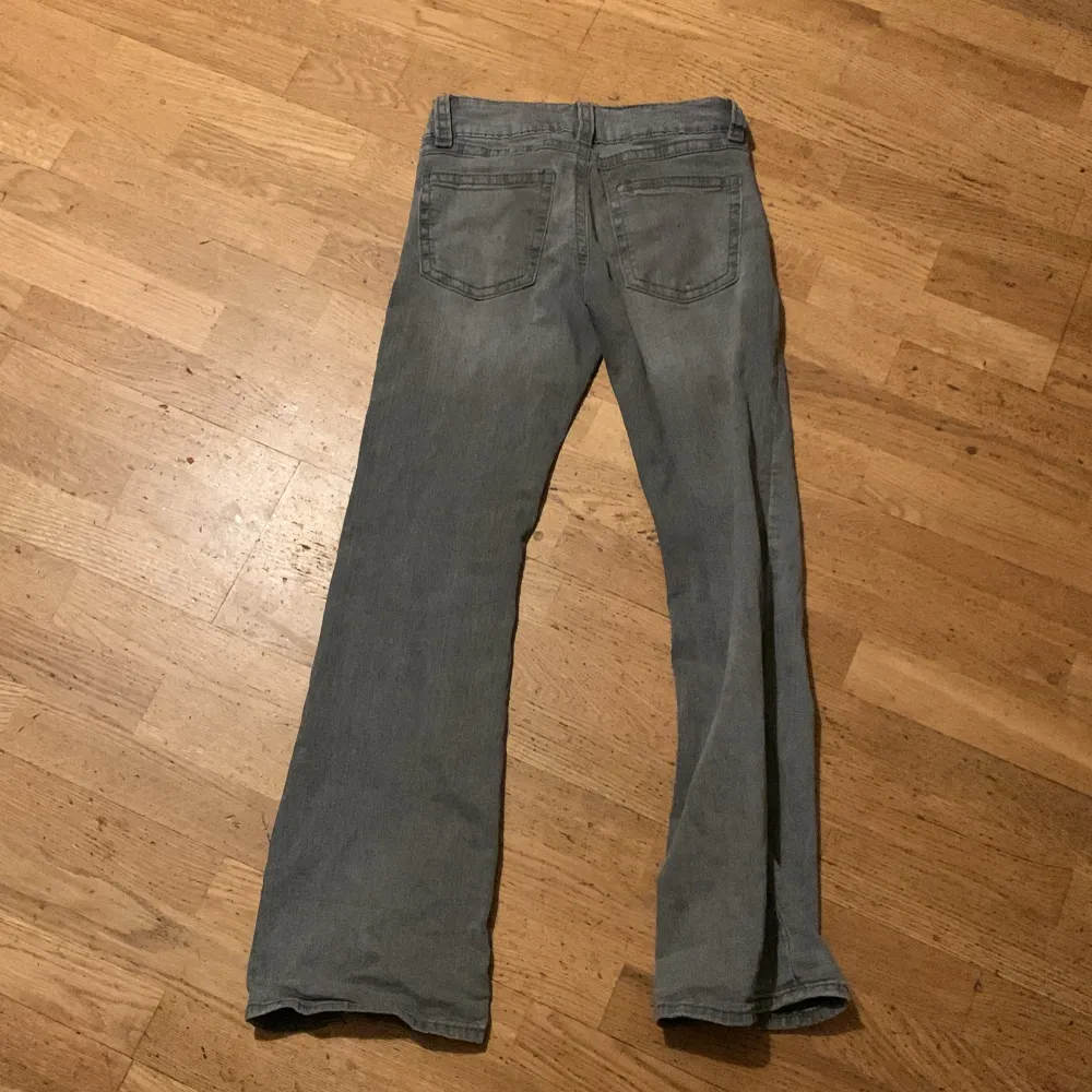 Säljer ett par grå jeansbyxor i bra skick. Helst Uppsala om du inte bor i Uppsala blir det 20 kr plus frakt.. Jeans & Byxor.