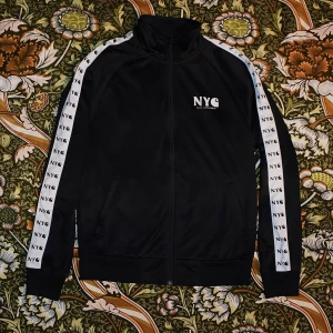 Carhartt Jacka - Carhartt WIP NYC Track Jacket som inte tillverkas längre. I använt skick. Lite nopprig på några ställen, loggan är sliten från tvättning samt en mycket svag orange fläck men den syns knappt (se sista 2 bilderna). Köpt ny för ca 1300kr. Hör av dig för fler bilder eller om du undrar något🌼