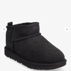 Mini Uggs - Mysiga svarta boots från UGG i bra skick. Perfekta för kalla dagar med sitt varma foder. De har en enkel design med en liten flik baktill för lättare påtagning. Passar perfekt för höst och vinter! Har en liten defekt längs fram på ena skon men den syns inte så tydligt när man har på sig dom❤️