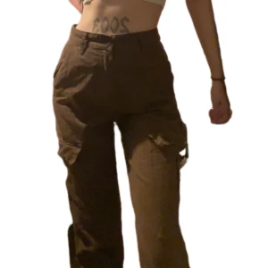 Bruna Cargo Jeans  - sparsamt använda 