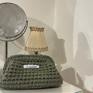 Smink väska/ Necessär - Snygg grön virkad väska från Lemonloops. Den har en unik, handgjord med ett mjukt och robust material. Perfekt för att förvara ditt smink i en snygg necessär!🌸