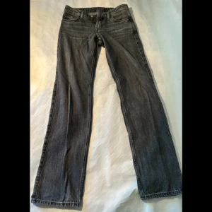 Grå jeans från Weekday, straight leg low waist - Säljer ett par grå jeans från Weekday i modellen Arrow Low Straight. De har en klassisk femficksdesign och är i bra skick. Low waist. 