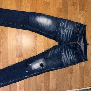 Dsquared 2 jeans - Schyssta jeans i 7.5/10 skick liten fläck på ena knät försvann nästa när jag tvätta dom så en tvätt till är den nog borta. Storlek 40