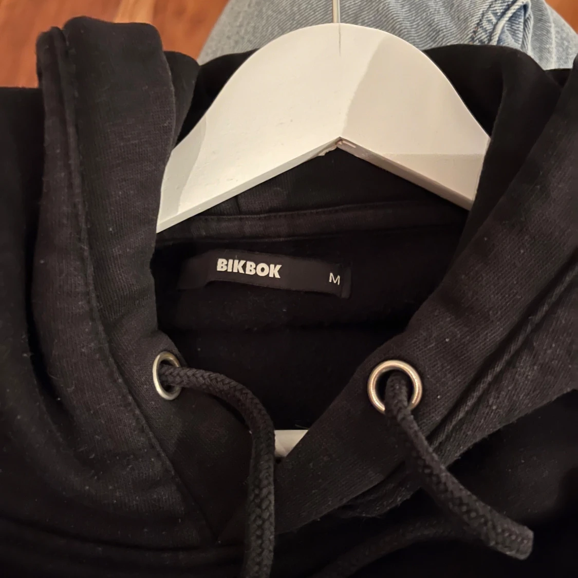 Svart hoodie från BikBok - 92