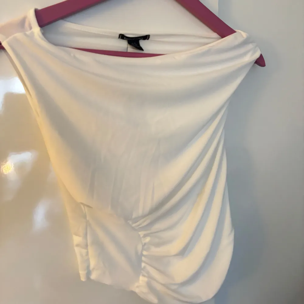 Säljer en snygg vit offshoulder topp från Bohoo, har prislappen kvar då jag aldrig använt den. Storlek S. Yläosat.