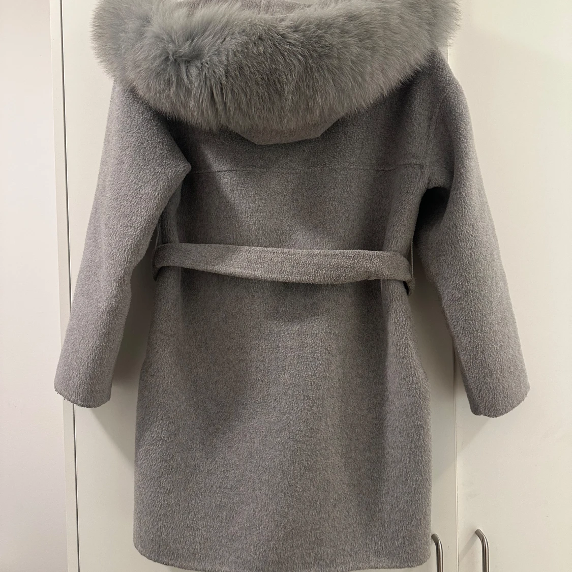 Grå kappa med pälsdetaljer - 90