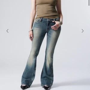 Blå bootcut jeans - Snygga blå bootcut jeans från weekday i storlek 25/32. De har en lågmidjad passform.