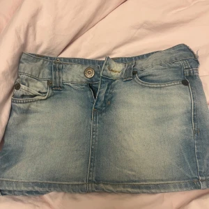 Jeanskjol från Dolce & Gabbana - Snygg jeanskjol från Dolce & Gabbana i en ljusblå. Kjolen har femficksdesign och stängs med dragkedja och knapp framtill. Perfekt för sommaren är 165 o den sitter bra o lågmidjat på mig fråga gärna om fler frågor💓