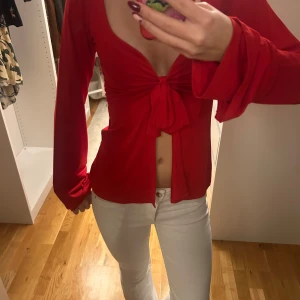 Röd topp - Snygg röd topp med långa ärmar och knyt framtill. Perfekt till finare tillfälle nu i jul! Från design by si, storlek xs/s