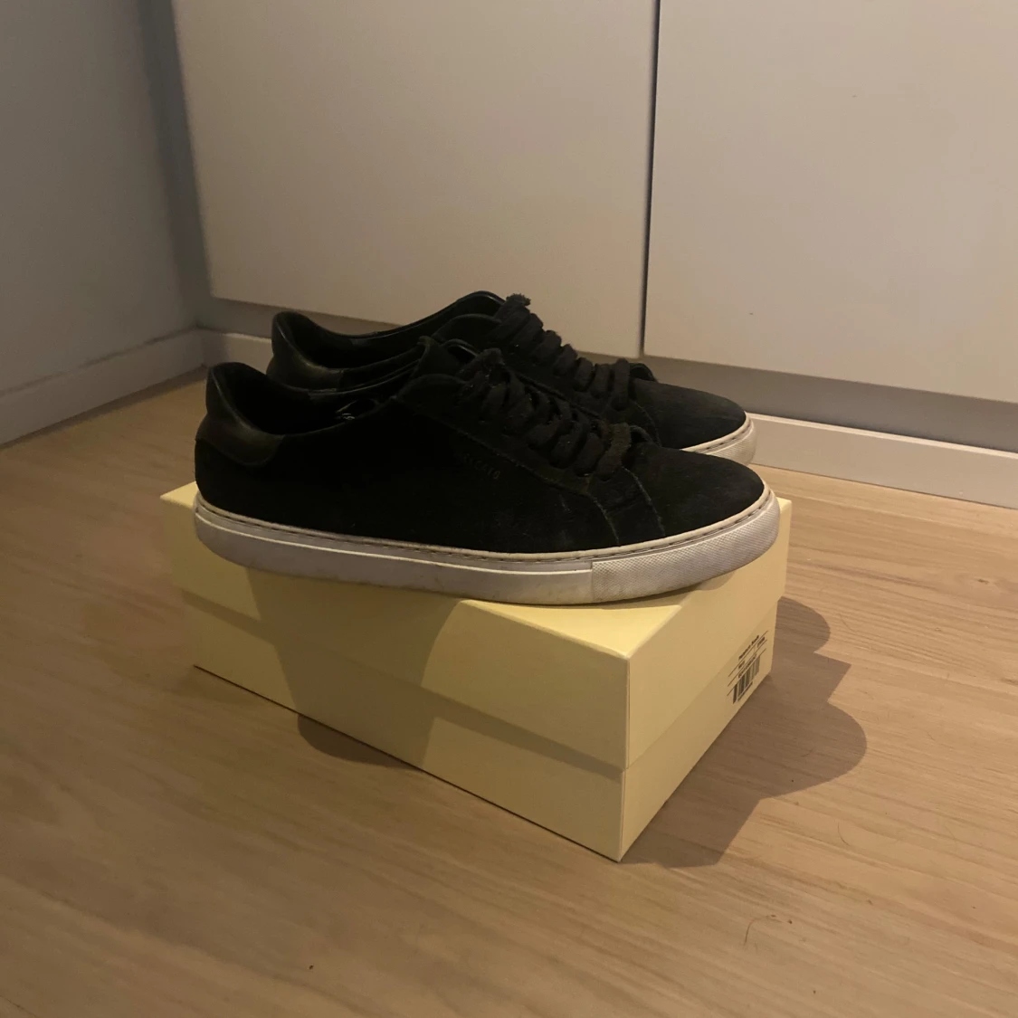 Svarta sneakers i mocka - 90