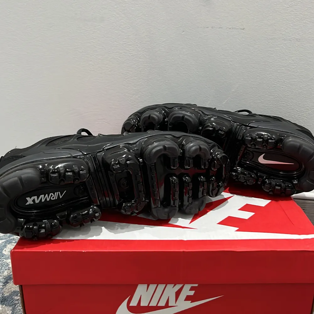 Säljer ett par svarta Nike Air Vapormax i toppskick. De har en cool design med synliga luftkuddar i sulan och snygg snörning. Perfekta för både träning och vardagsstil. Kommer i originalkartong. Passa på att uppgradera din skogarderob med dessa grymma sneakers!. Kengät.