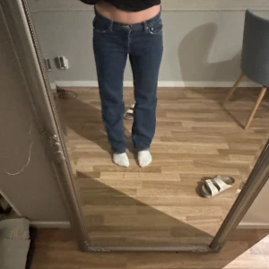 Low waist straight jeans Gina tricot  - Säljer ett par klassiska blå jeans från Gina tricot Perfect Jeans i storlek 38. De har en normal passform. Jeansen är i bra skick, de står low waist men skulle säga mellan mid och low 